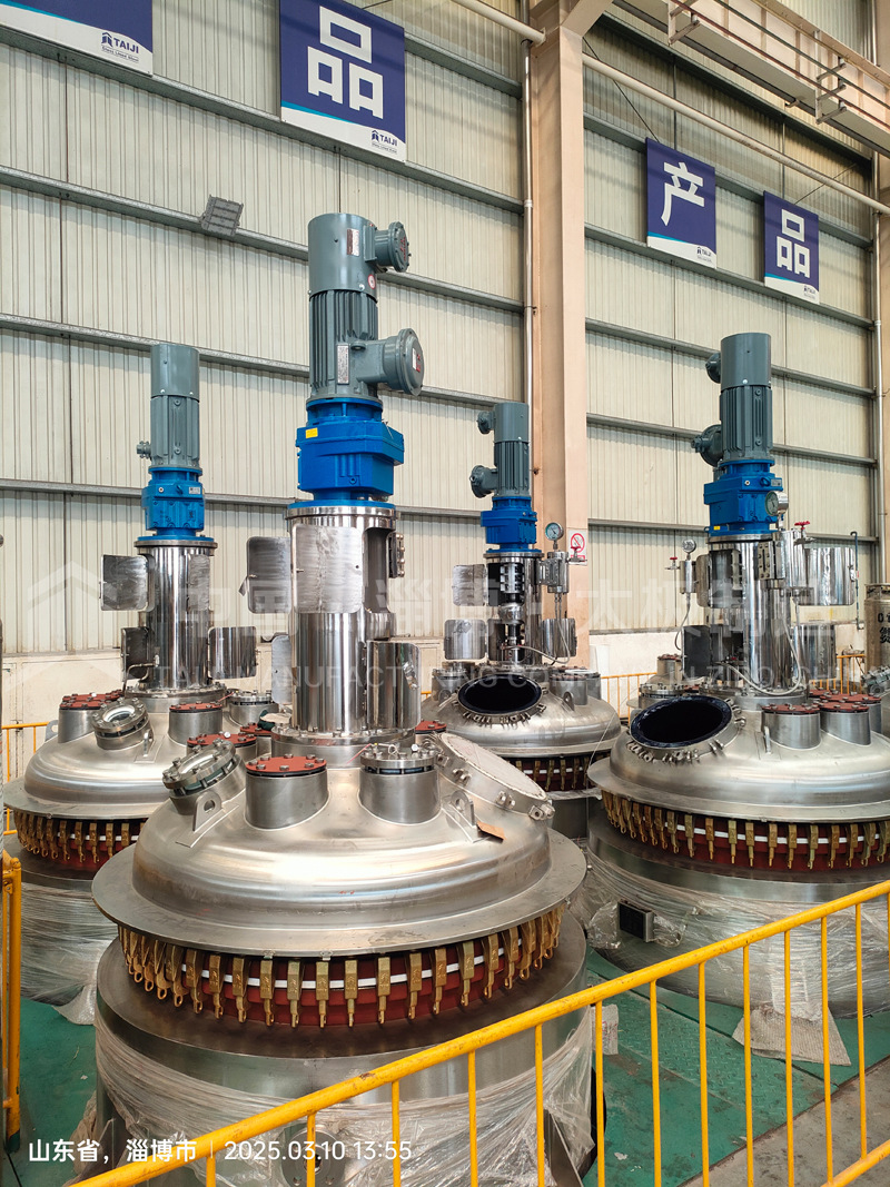 太極 GMP 外包不銹鋼搪玻璃設備生產現(xiàn)場